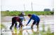 Cuộc đấu giữa máy bay gieo hạt không người lái P - GlobalCheck và gieo hạt thủ công bằng người - Kết quả sẽ ra sao?